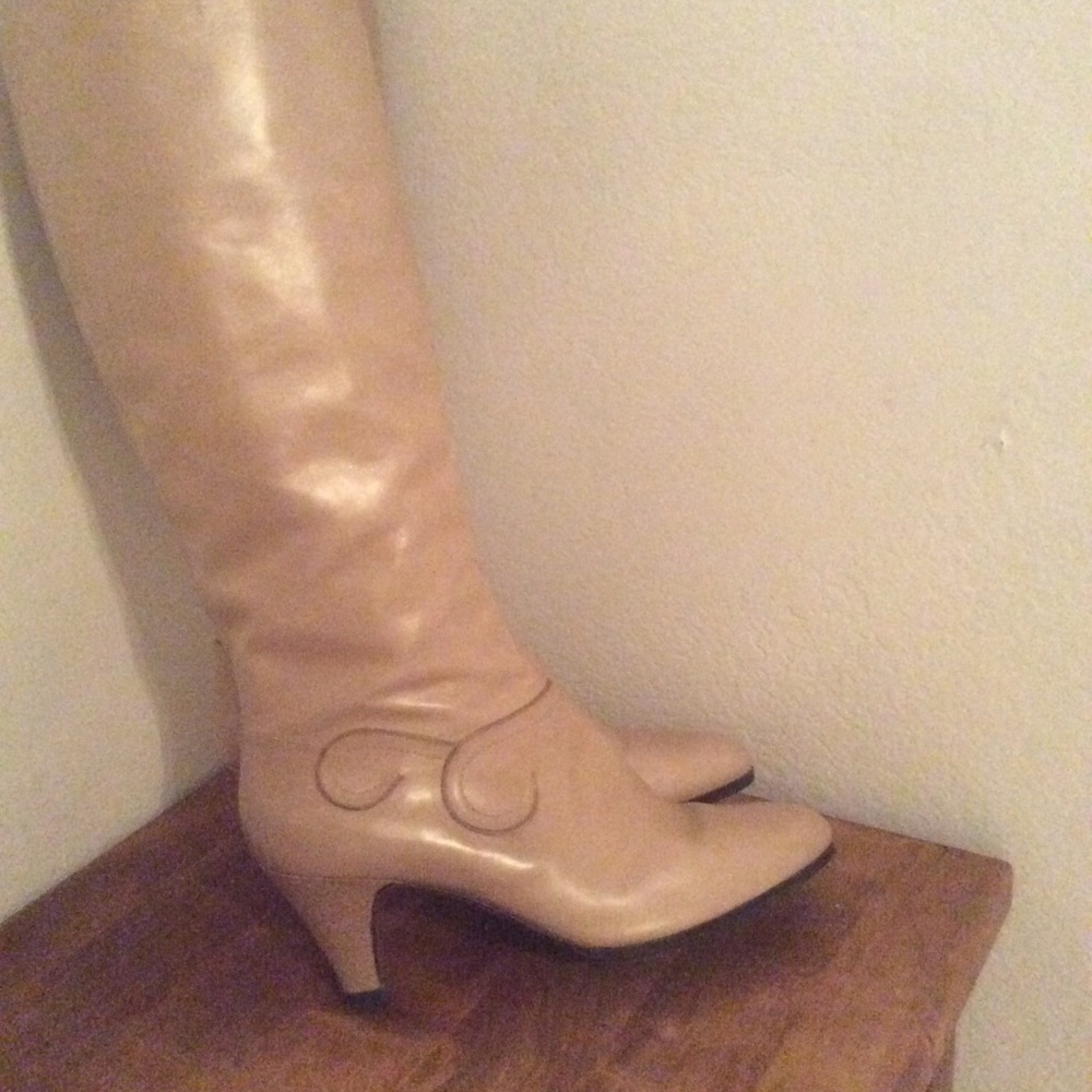 Salvatore Ferragamo
10B boots